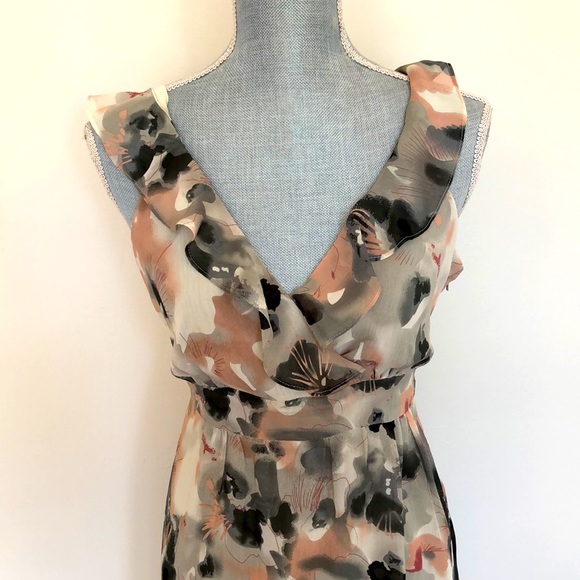 This beautiful sleeveless dress is perfect to wear to an event or a lunch date. - Picture 2 of 8